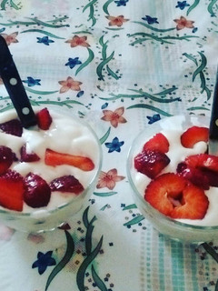 Una foto de Frutillas con leche condensada