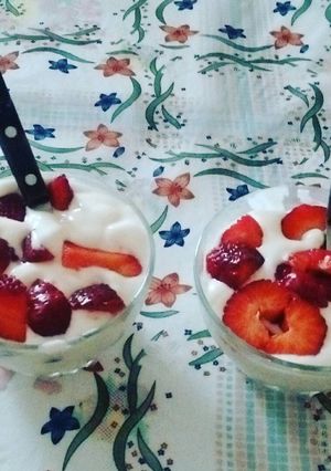 Una foto de Frutillas con leche condensada