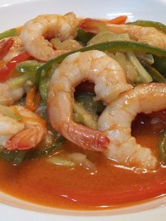 Una foto de Tallarines de verduras con gambas en su salsa