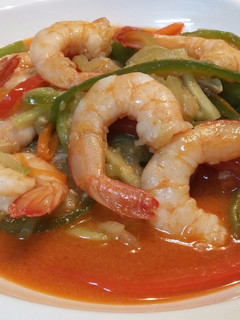 Una foto de Tallarines de verduras con gambas en su salsa