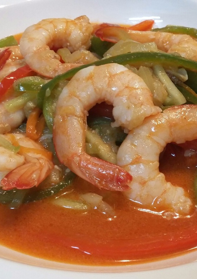 Una foto de Tallarines de verduras con gambas en su salsa