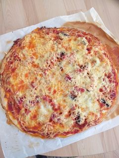 Une photo de Pizza jambon champignons
