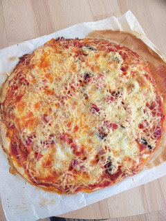 Une photo de Pizza jambon champignons