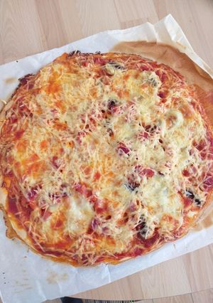 Une photo de Pizza jambon champignons