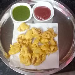 A picture of Besan pakoda.