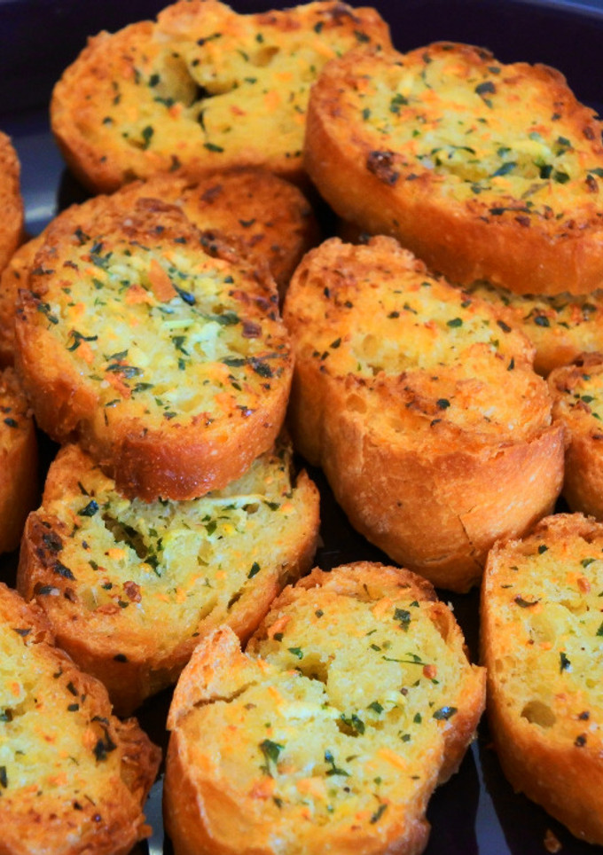 Una foto de Pan de ajo 🥖 🧄