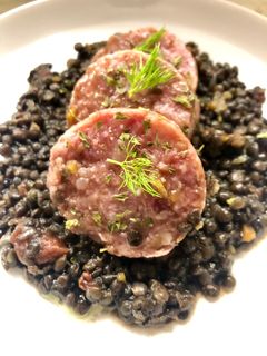 Foto di Lenticchie nere e cotechino