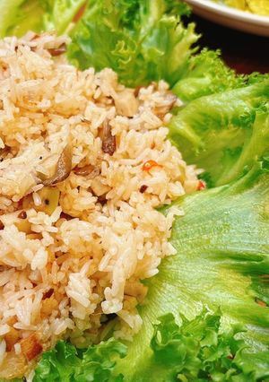 Hình của món Cơm chiên mắm nấm hương.