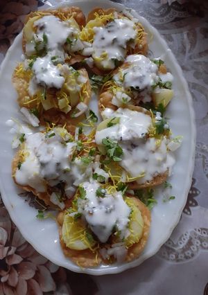A picture of Sev alu papri chat.