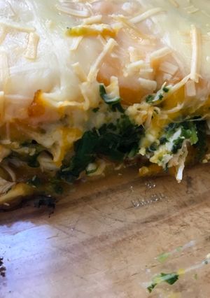 Una foto de Pastel de calabaza, espinaca y pollo. Sano y muy rico !!