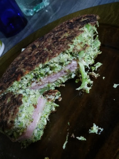 Una foto de Omelette o tortilla de brócoli relleno