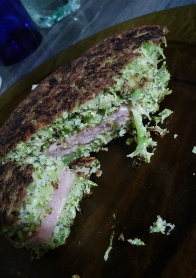 Una foto de Omelette o tortilla de brócoli relleno