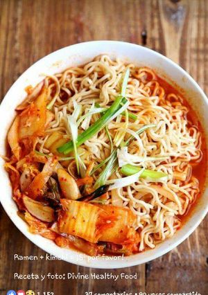 Una foto de Ramen y kimichi