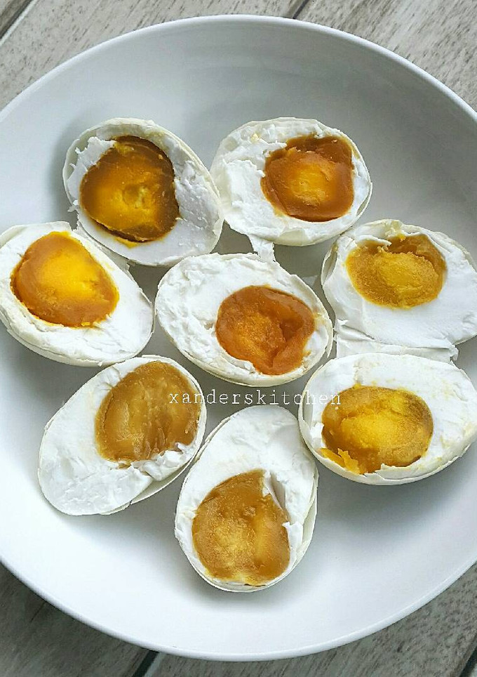Foto resep Telur asin homemade...masir, berminyak 👍