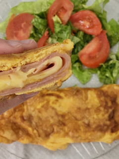 Una foto de OMELETTE DE JAMÓN Y QUESO 🥚🧀