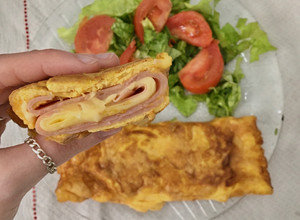 Una foto de OMELETTE DE JAMÓN Y QUESO 🥚🧀