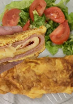 Una foto de OMELETTE DE JAMÓN Y QUESO 🥚🧀
