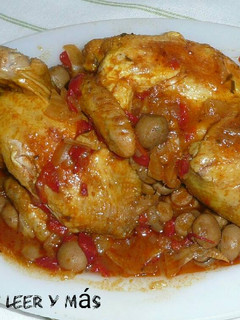 Una foto de Pollito tomatero (picantón) con champiñones