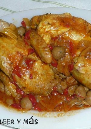 Una foto de Pollito tomatero (picantón) con champiñones