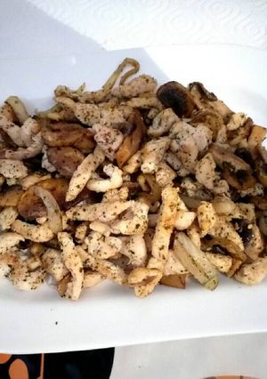 Una foto de Pechugas con champiñones y cebollita