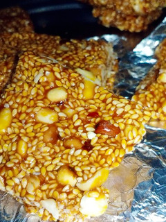 तिल मूंगफली चिक्की (Til mungfali chikki recipe in Hindi) रेसिपी मुख्य फोटो