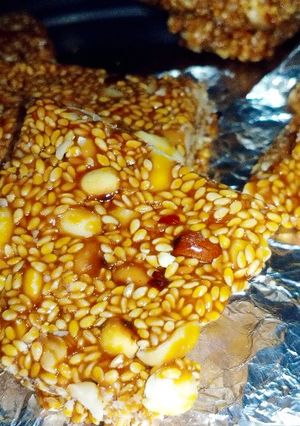 तिल मूंगफली चिक्की (Til mungfali chikki recipe in Hindi) रेसिपी मुख्य फोटो