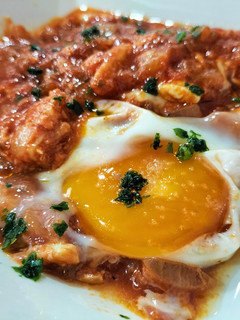 Una foto de Fritada de tomate con bacalao y huevos