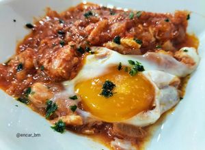 Foto principal de Fritada de tomate con bacalao y huevos