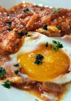 Una foto de Fritada de tomate con bacalao y huevos