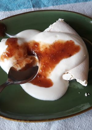 Φωτογραφία της συνταγής Aquafaba μαρέγκα με γιαούρτι και μαρμελάδα σύκο