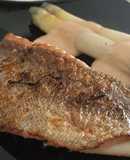 Mero del Pacífico a la Plancha con Espárragos Blancos y Mayonesa de Kimchi y Soja