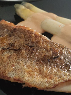 Una foto de Mero del Pacífico a la Plancha con Espárragos Blancos y Mayonesa de Kimchi y Soja