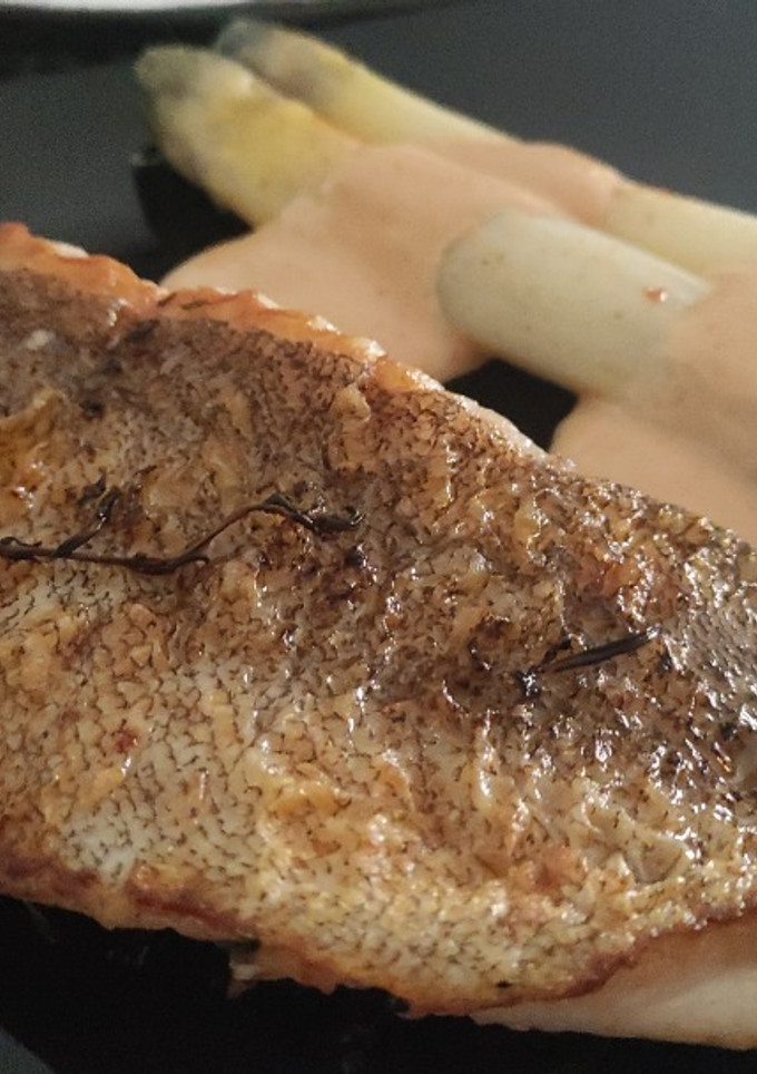 Una foto de Mero del Pacífico a la Plancha con Espárragos Blancos y Mayonesa de Kimchi y Soja