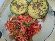 Una foto de ensalada de berros huevo