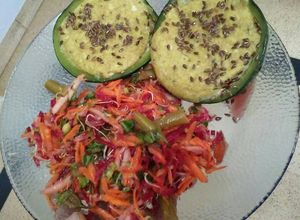 Una foto de Zapallitos rellenos de amaranto y crema de choclo + Ensalada nutritiva