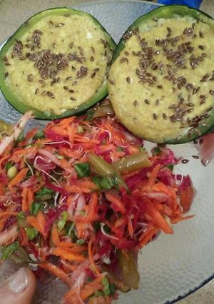 Una foto de Zapallitos rellenos de amaranto y crema de choclo + Ensalada nutritiva