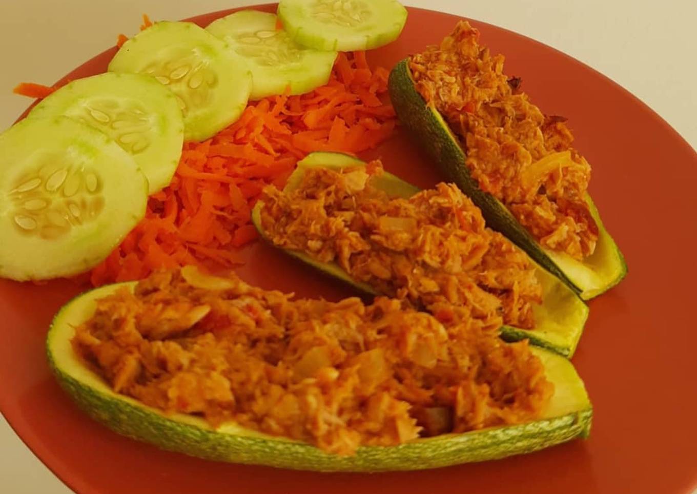 Calabacitas rellenas de atún chipotle