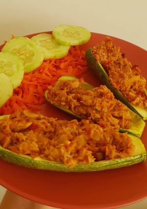 Una foto de Calabacitas rellenas de atún chipotle