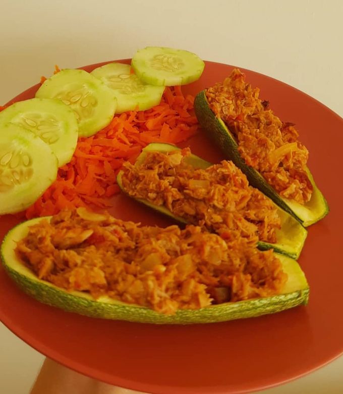 Una foto de Calabacitas rellenas de atún chipotle