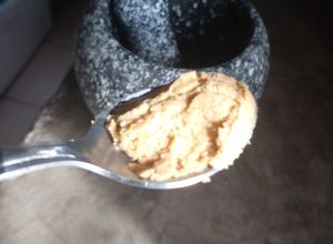 Una foto de Mantequilla/Pasta de Maní - sin licuadora EN MORTERO