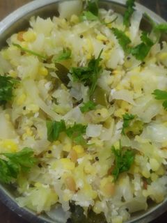 பாசிப்பருப்பு கோஸ் பொரியல் (Paasiparuppu kosh poriyal recipe in tamil) செய்முறை முக்கிய புகைப்படம்