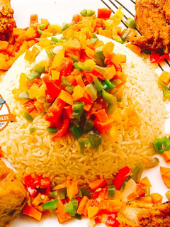 A picture of Curry rice with grilled Turkey.