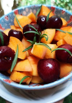 Une photo de Salade de fruits au romarin abricots cerises 🥣🍒🍑