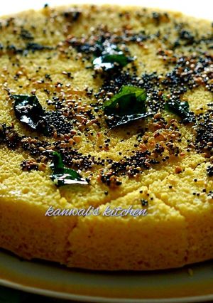 A picture of Yellow moongdal dhokla.