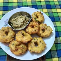 A picture of Urad dal masala vada.