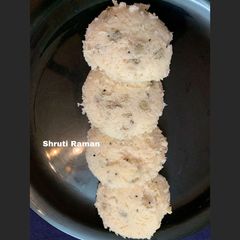 A picture of Idli with hyacinth beans and coconut.