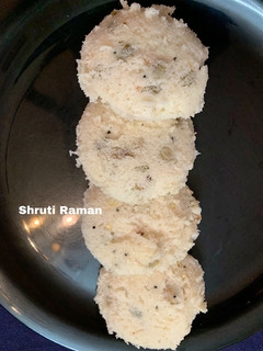 A picture of Idli with hyacinth beans and coconut.