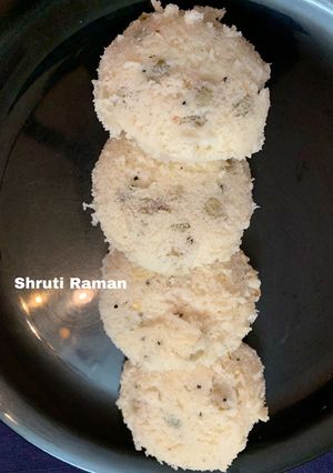 A picture of Idli with hyacinth beans and coconut.
