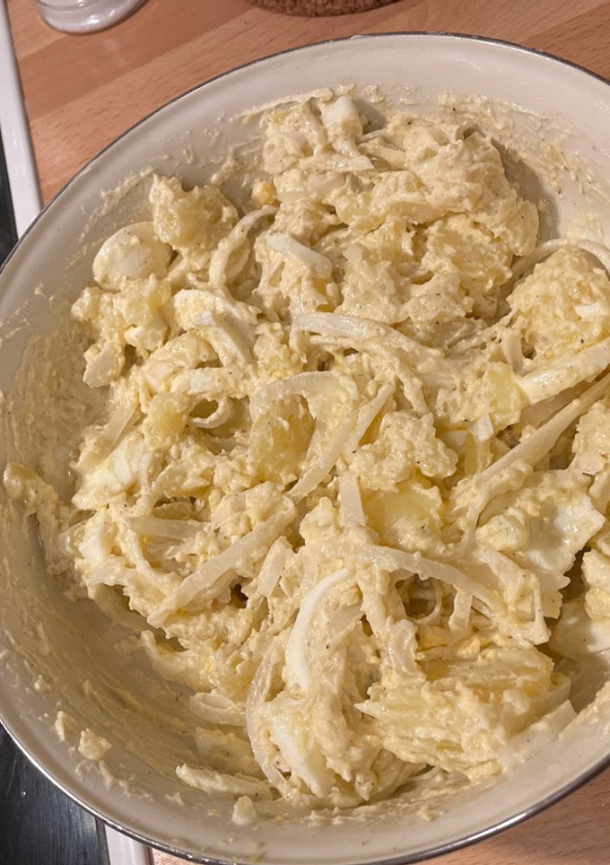 Una foto de Ensalada de huevo, patata y cebolla al estilo cubano