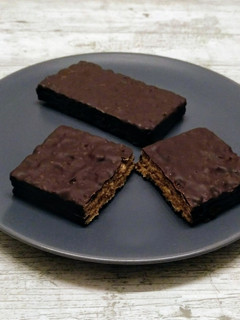 Una foto de Barrita crujiente con chocolate y crema de cacahuete